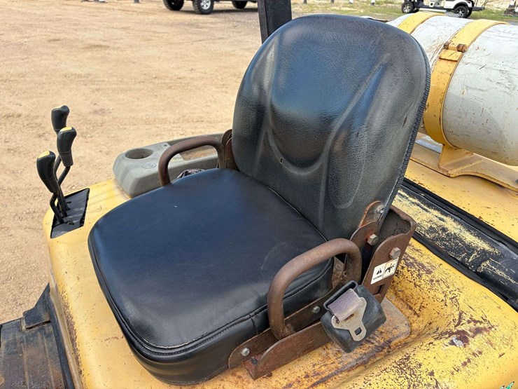 daewoo-3-stage-4,500lb.-capacity-mast-solid-tired-propane-forklift-image-7