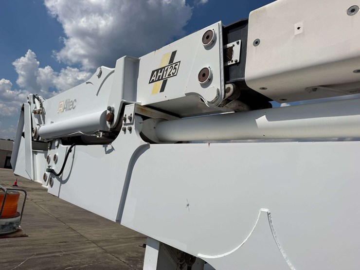 2005-altec-ah125-125’-telescoping-bucket-w/truck-body-image-22