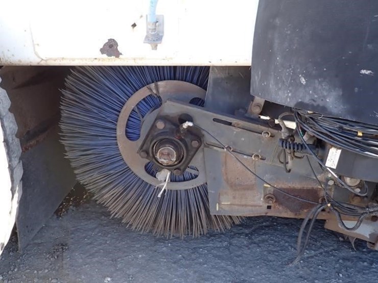 2014-global-m4-street-sweeper-truck-image-11