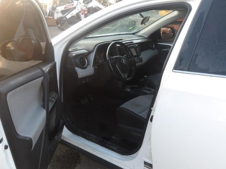 2016-toyota-rav4-xle-image-15