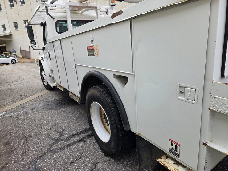 #1-•-2004-freightliner-bucket-truck-/-vin:-1vachdc04hn09591-/-35,152-miles-image-11