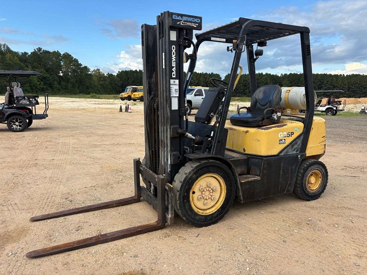 daewoo-3-stage-4,500lb.-capacity-mast-solid-tired-propane-forklift-image-1