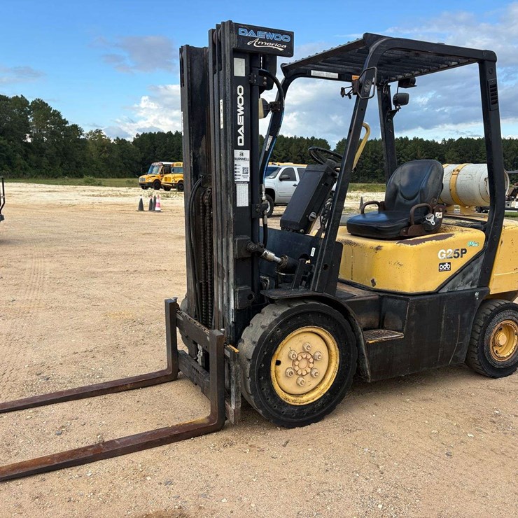 Daewoo 3 Stage 4,500lb. Capacity Mast Solid Tired Propane Forklift