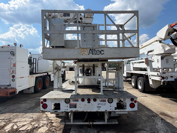 2005-altec-ah125-125’-telescoping-bucket-w/truck-body-image-9