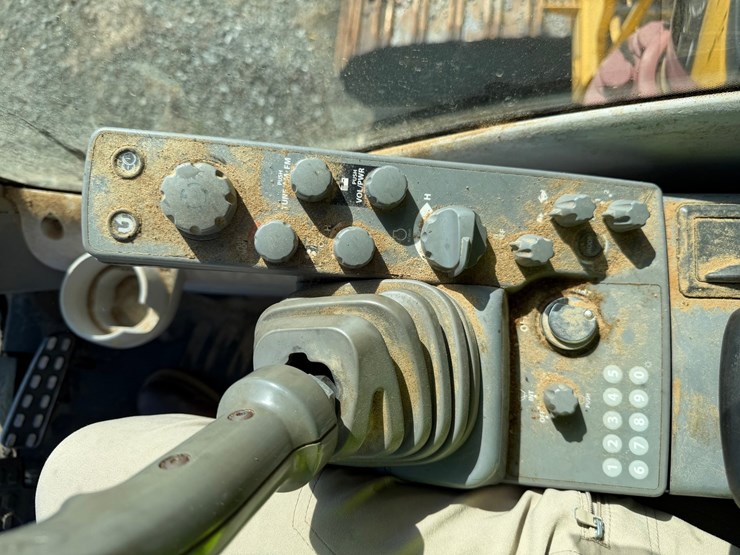 #4098-•-2015-john-deere-870g-lc-excavator-image-155