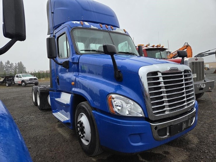 2017-freightliner-cascadia-3-axle-truck-tractor-image-3