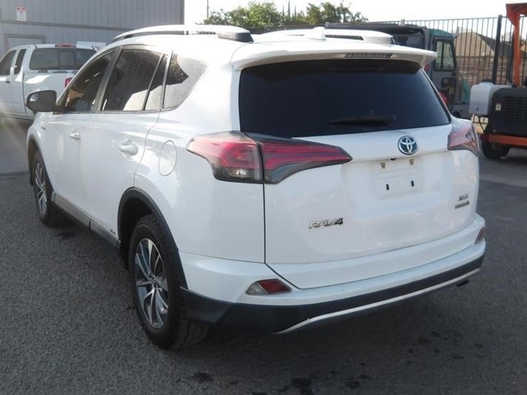 2016-toyota-rav4-xle-image-5