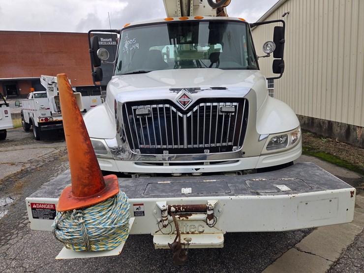 #2-•-2005-international-4400-truck---2005-international-pole-truck-/-vin:-1htmkaan35h167251-/-55,644-miles-image-4