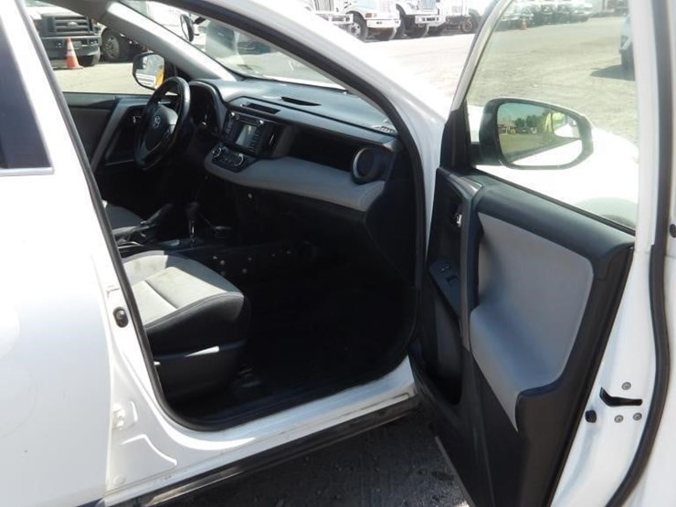 2016-toyota-rav4-xle-image-11