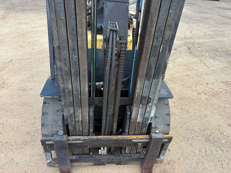 daewoo-3-stage-4,500lb.-capacity-mast-solid-tired-propane-forklift-image-19