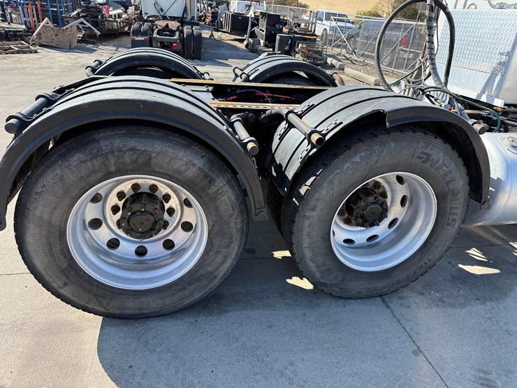 2016-peterbilt-389-image-11