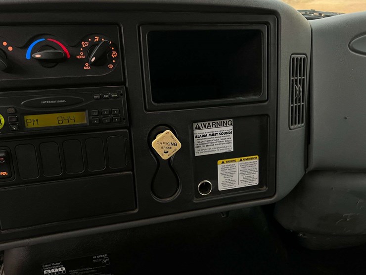 2007-international-7400-tandem-axle-dump-truck-(181,761-miles)-image-17