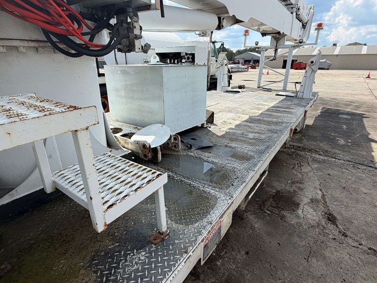 2005-altec-ah125-125’-telescoping-bucket-w/truck-body-image-15