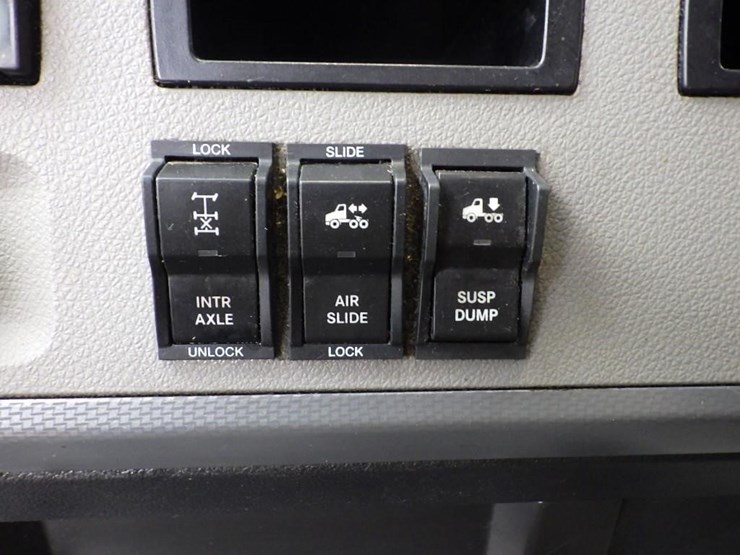 2019-freightliner-cascadia-3-axle-sleeper-truck-image-39