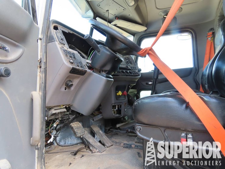2015-peterbilt-365-t/a-truck-tractor-w/sleeper-image-6