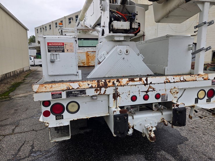 #1-•-2004-freightliner-bucket-truck-/-vin:-1vachdc04hn09591-/-35,152-miles-image-12