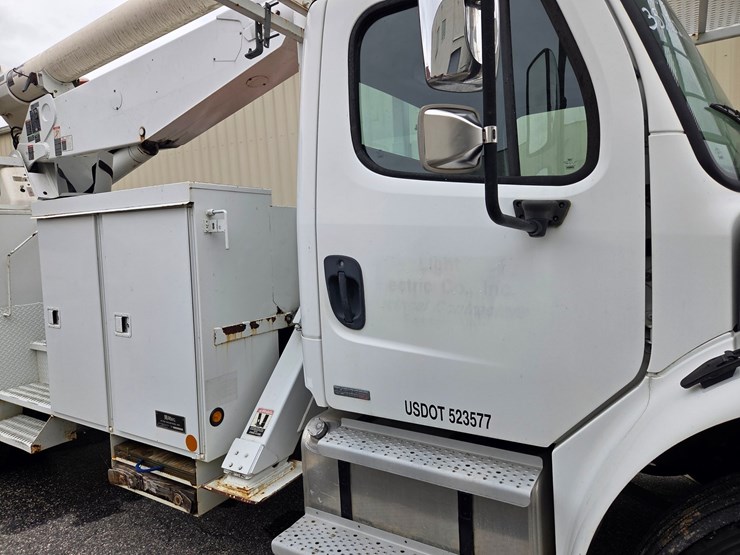 #1-•-2004-freightliner-bucket-truck-/-vin:-1vachdc04hn09591-/-35,152-miles-image-25