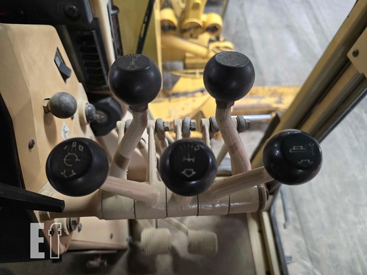 2004-caterpillar-143h-image-19