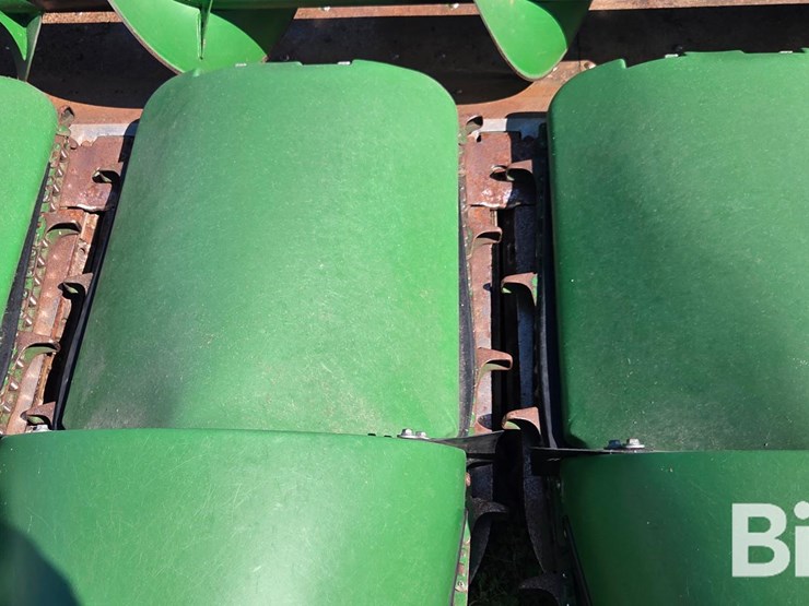 2014-john-deere-608c-corn-head-image-15