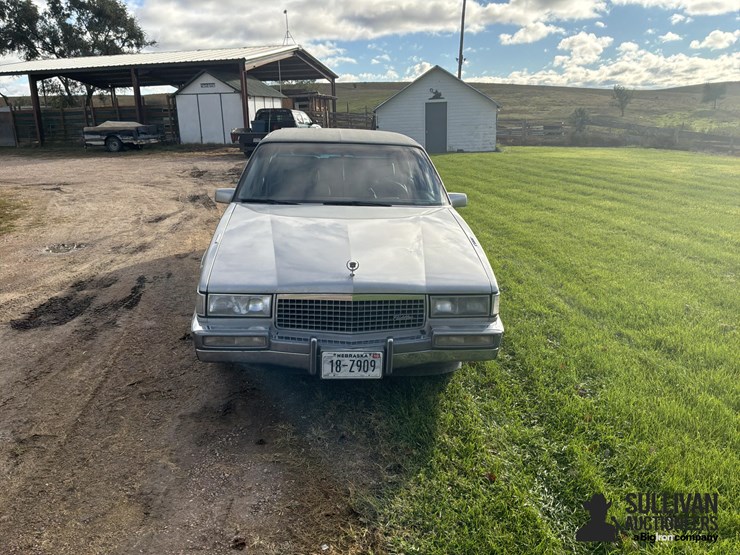 1990-cadillac-fleetwood-4-door-car-image-2