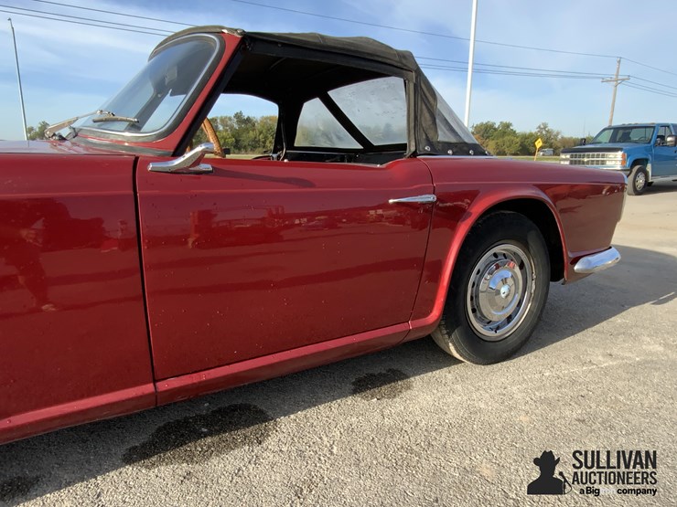 1964-triumph-tr4-2-door-convertible-image-15