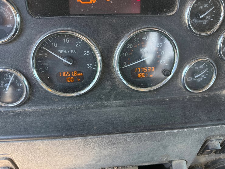 2015-peterbilt-348-image-30