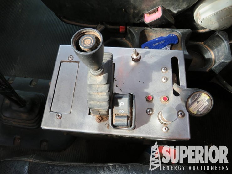 2015-peterbilt-389-t/a-glider-winch-tractor-w/day-cab-image-10