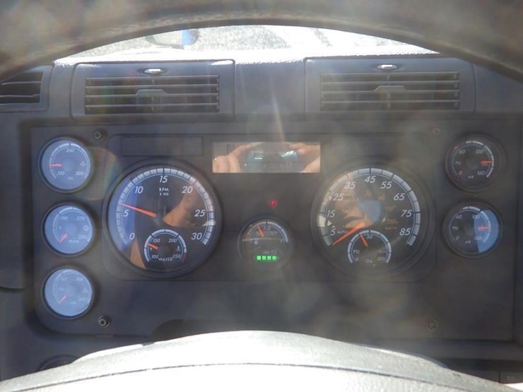 2017-freightliner-cascadia-3-axle-truck-tractor-image-35