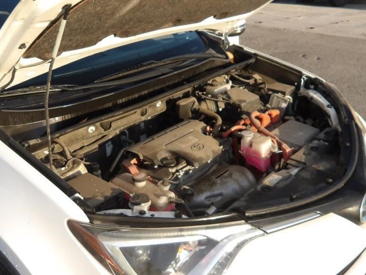2016-toyota-rav4-xle-image-8