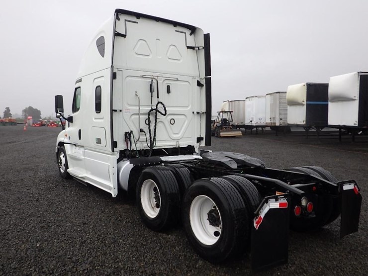 2018-freightliner-cascadia-3-axle-sleeper-truck-image-3