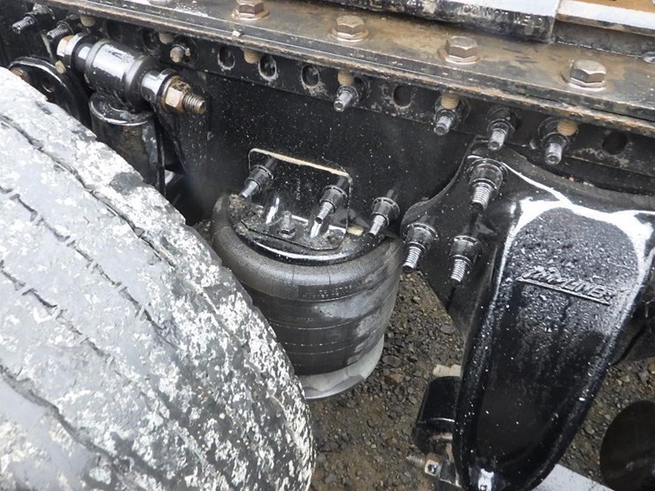 2018-freightliner-cascadia-3-axle-sleeper-truck-image-16