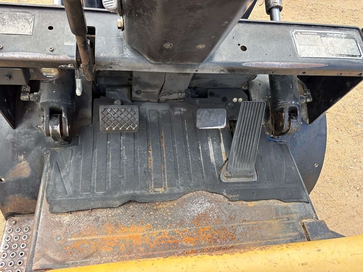 daewoo-3-stage-4,500lb.-capacity-mast-solid-tired-propane-forklift-image-11