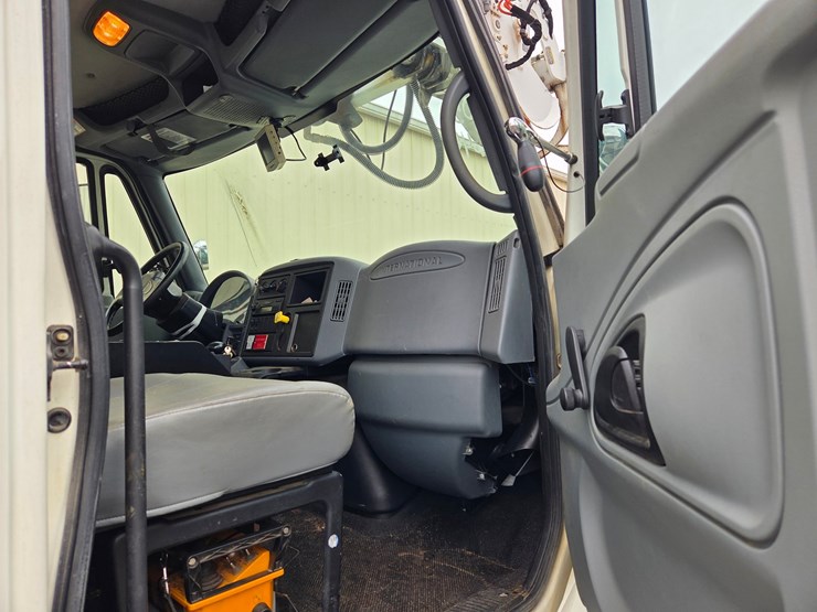 #2-•-2005-international-4400-truck---2005-international-pole-truck-/-vin:-1htmkaan35h167251-/-55,644-miles-image-26