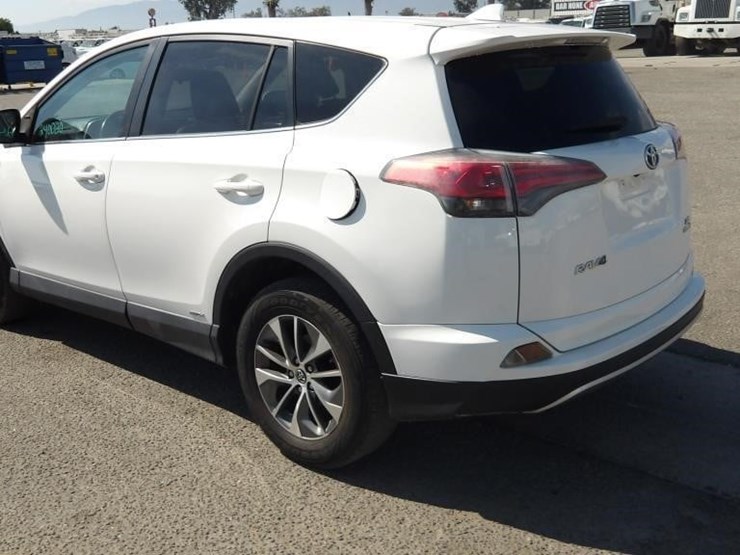 2016-toyota-rav4-xle-image-4