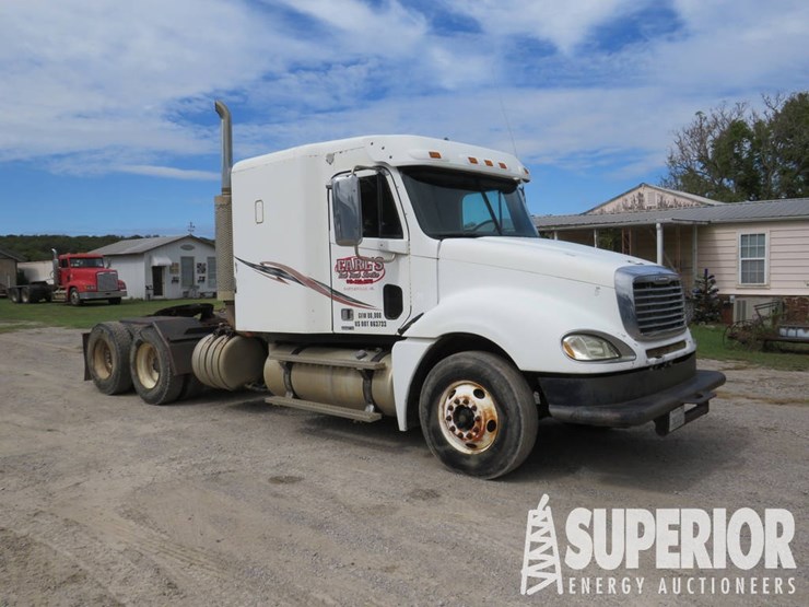 2007-freightliner-columbia-t/a-winch/vac-truck-w/60"-sleeper-cab-image-1