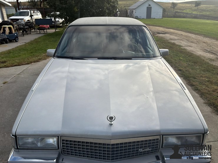 1990-cadillac-fleetwood-4-door-car-image-10