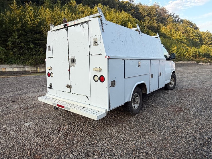 #4554-•-2015-chevrolet-express-work-van-image-5