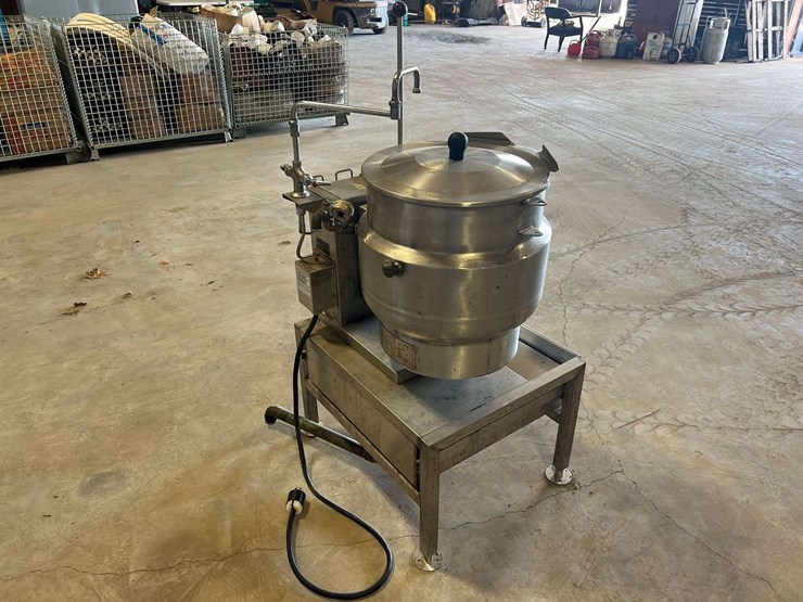 vulcan-k12ett-electric-tilting-steam-kettle-w/-stand-image-3