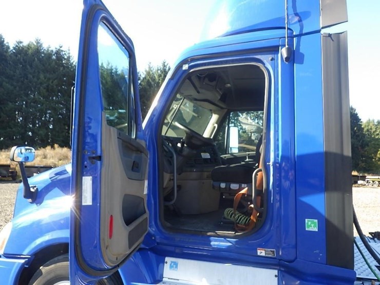 2017-freightliner-cascadia-3-axle-truck-tractor-image-26