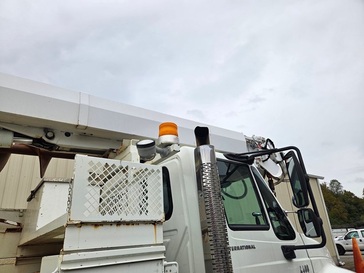 #2-•-2005-international-4400-truck---2005-international-pole-truck-/-vin:-1htmkaan35h167251-/-55,644-miles-image-24