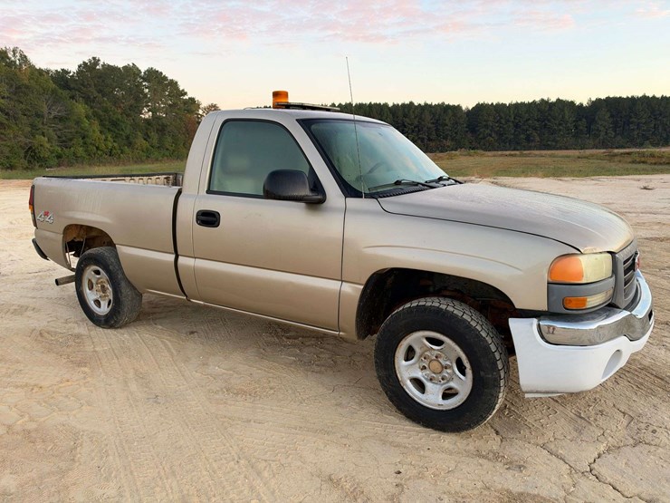 2004-gmc-sierra-1500-2-door-regular-cab-4x4-pickup-truck-image-4