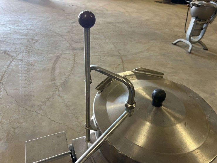 vulcan-k12ett-electric-tilting-steam-kettle-w/-stand-image-10