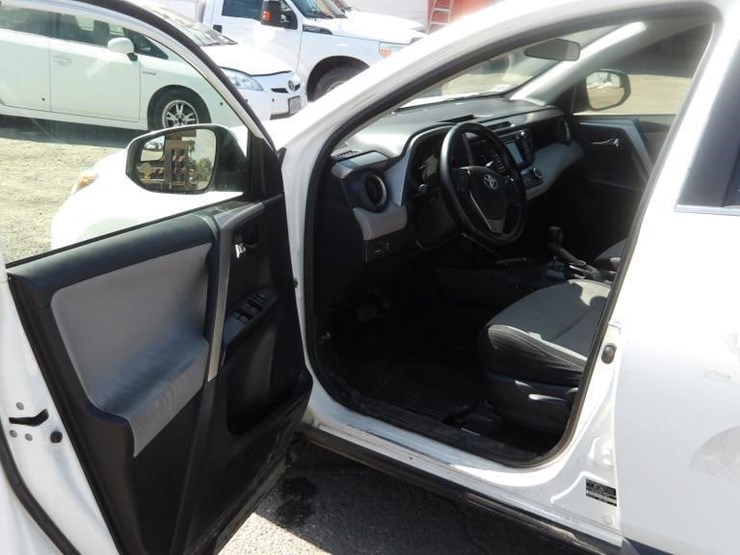2016-toyota-rav4-xle-image-15