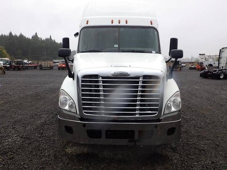 2018-freightliner-cascadia-3-axle-sleeper-truck-image-8
