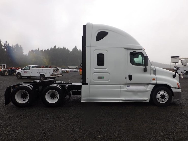 2018-freightliner-cascadia-3-axle-sleeper-truck-image-6
