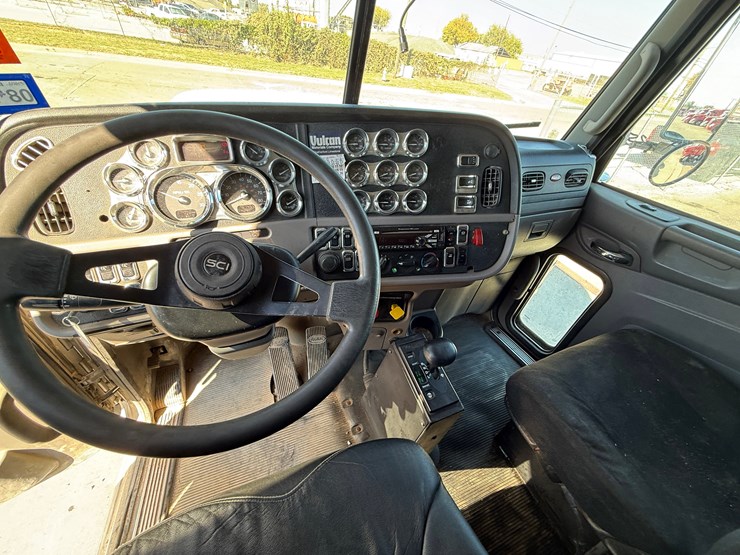 2016-peterbilt-389-image-21