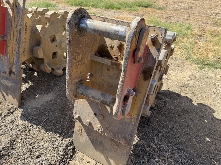 cat-24"-excavator-compaction-wheel-image-7