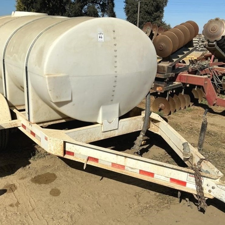 BIG W 1600g Poly Tank Mixing Trailer