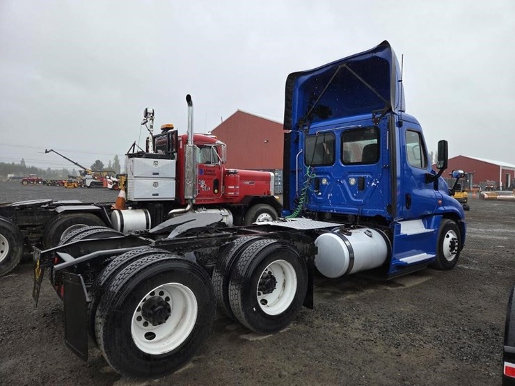 2017-freightliner-cascadia-3-axle-truck-tractor-image-4