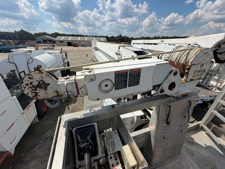 2005-altec-ah125-125’-telescoping-bucket-w/truck-body-image-28